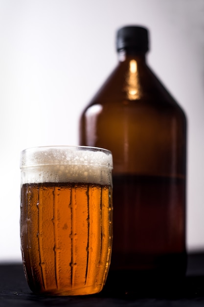 Foto vaso y botella de cerveza clásica