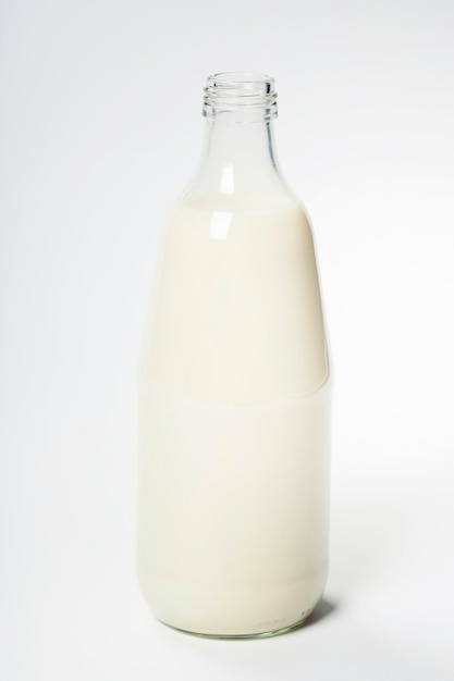 Vaso de botella contra un fondo blanco