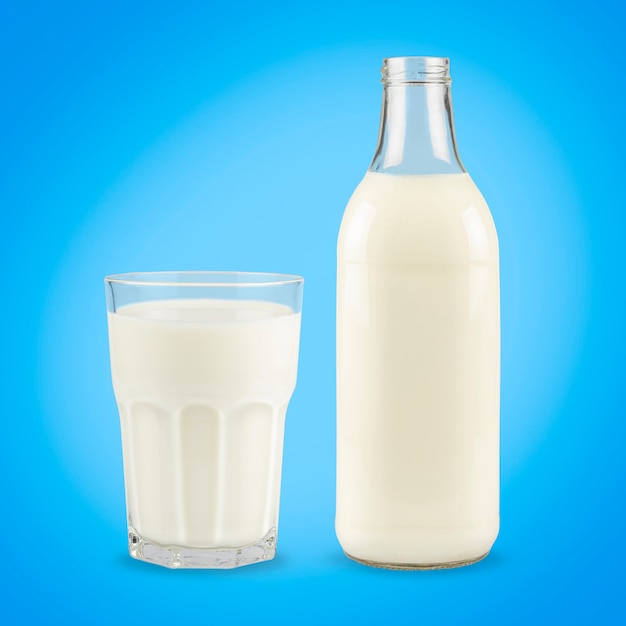 Vaso y botella de leche sobre fondo azul.