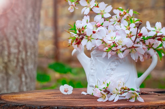 Vaso branco com um buquê de ramos de amêndoas de floração