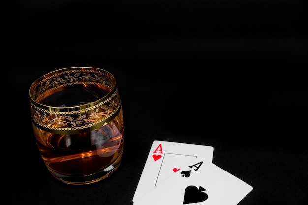 Vaso de brandy de whisky rojo oscuro o xAbourbon aislado sobre fondo negro Foto de primer plano de alcohol