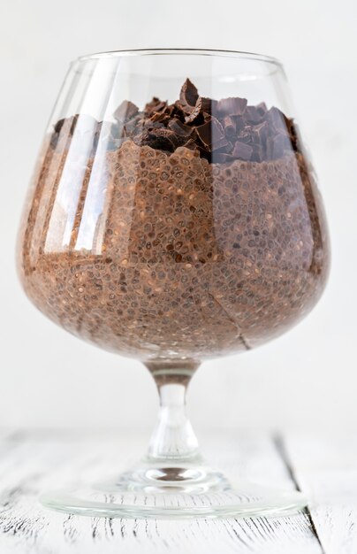 Vaso de budín de semillas de chía y chocolate