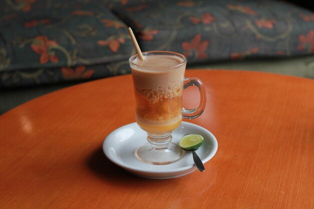 Un vaso de café con un asa que dice " latte ".