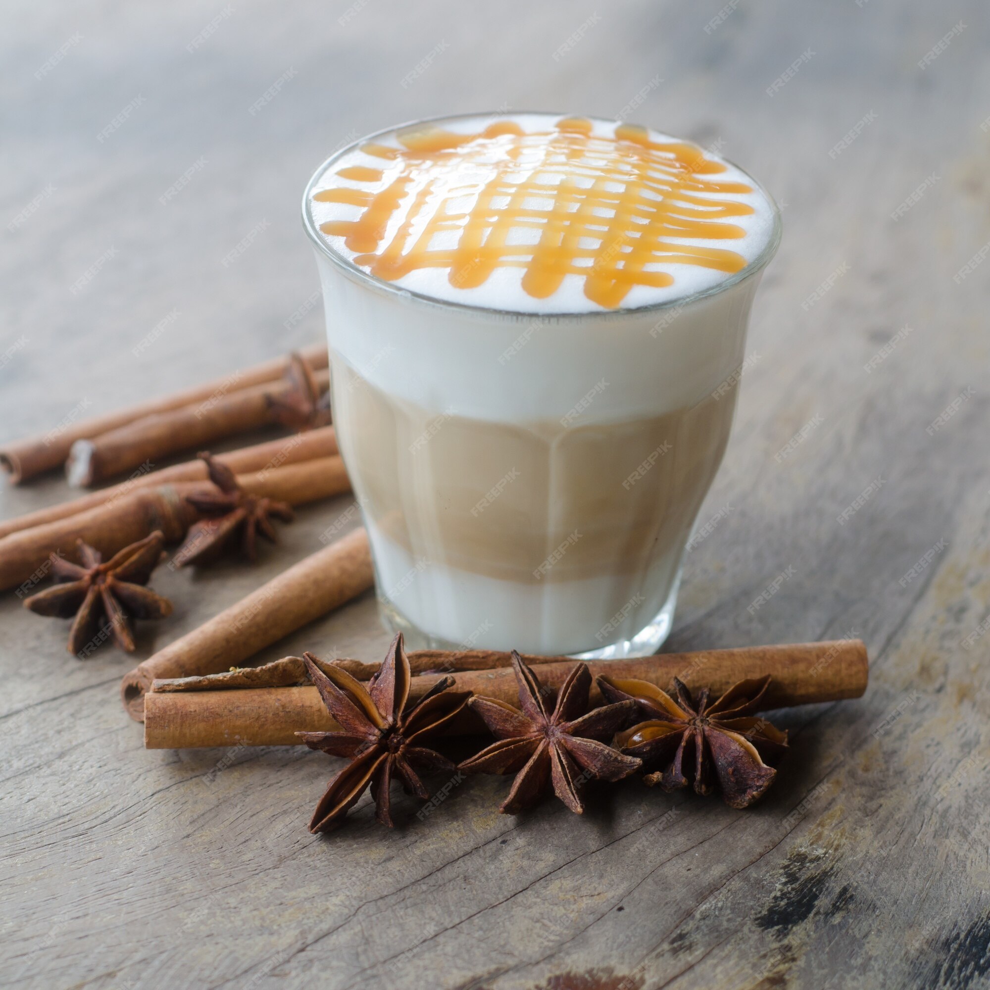 Un vaso de café caliente en la mesa de madera