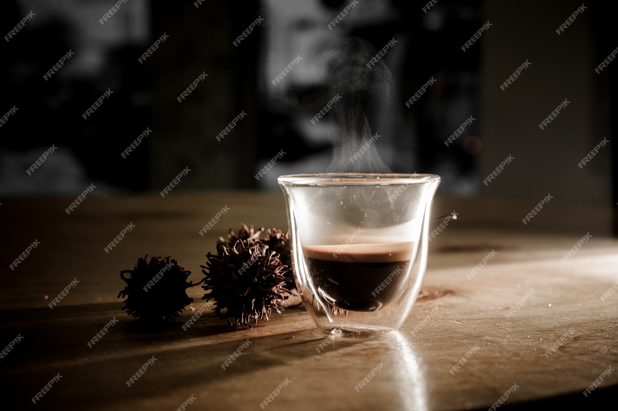 Vaso de café caliente con vapor