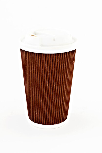 Foto vaso de café de cartón marrón con tapa aislada