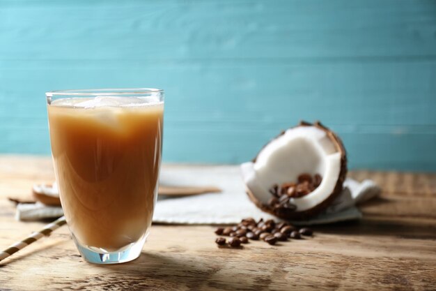 Vaso de café de coco sabroso frío en la mesa