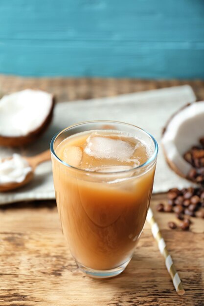 Vaso de café de coco sabroso frío en la mesa