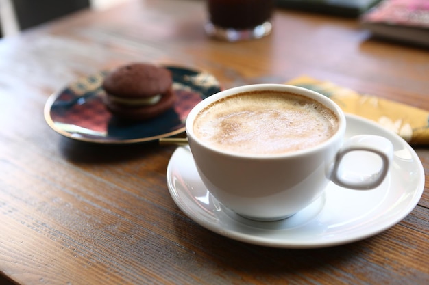 Vaso de café de filtro con deliciosas galletas