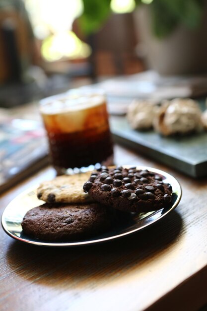 Vaso de café de filtro con deliciosas galletas