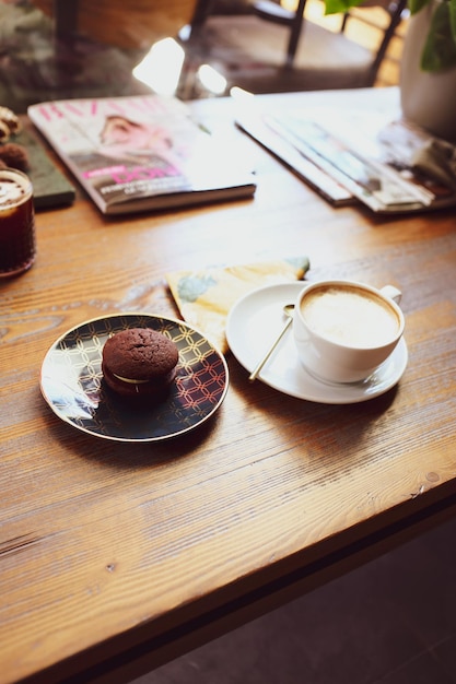 Vaso de café de filtro con deliciosas galletas