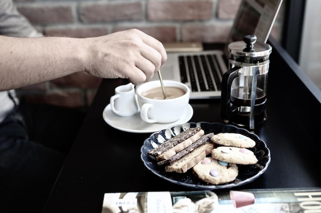 Vaso de café de filtro con deliciosas galletas