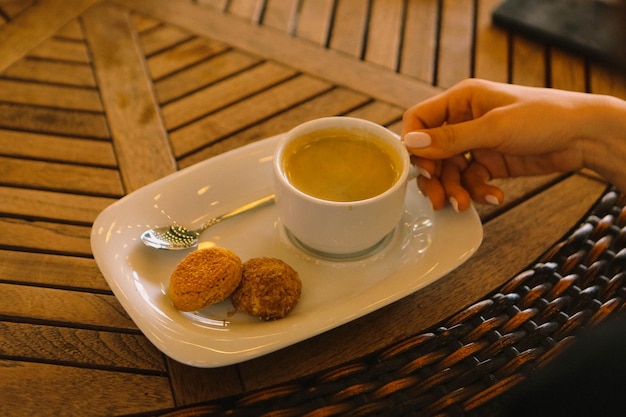 Vaso de café de filtro con deliciosas galletas