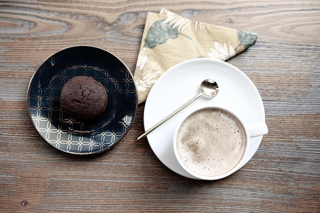 Vaso de café de filtro con deliciosas galletas