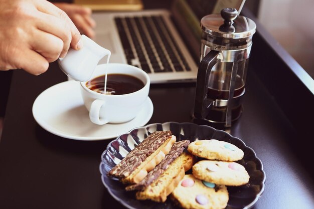 Vaso de café de filtro con deliciosas galletas