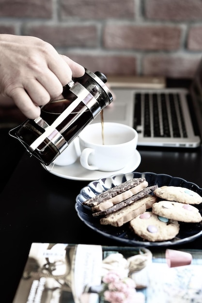 Vaso de café de filtro con deliciosas galletas