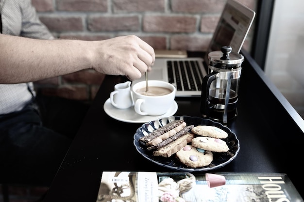 Vaso de café de filtro con deliciosas galletas