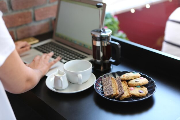 Vaso de café de filtro con deliciosas galletas