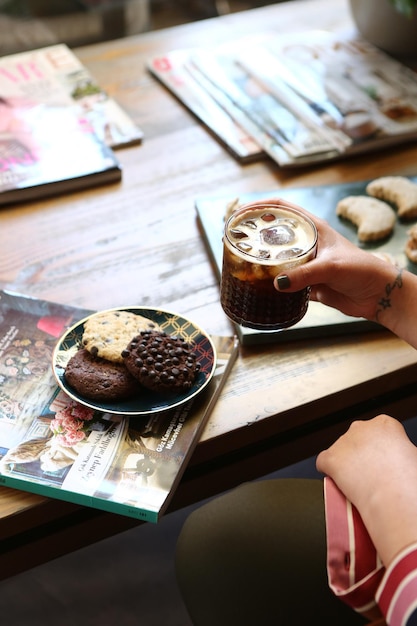 Vaso de café de filtro con deliciosas galletas