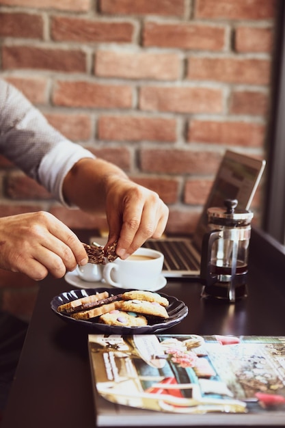 Vaso de café de filtro con deliciosas galletas