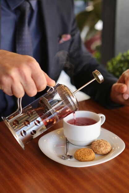 Vaso de café de filtro con deliciosas galletas