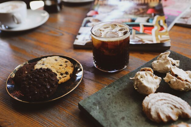 Vaso de café de filtro con deliciosas galletas