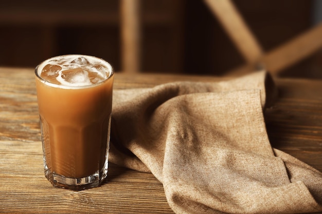 Vaso de café frío con servilleta en la mesa