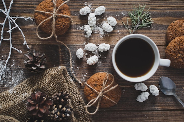 Un vaso de café con galletas 5090