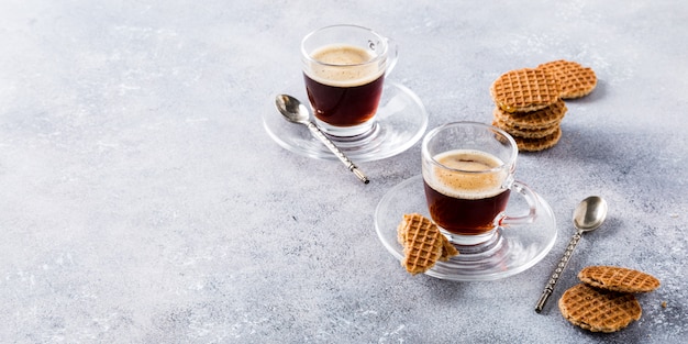 Vaso de café con galletas de almíbar