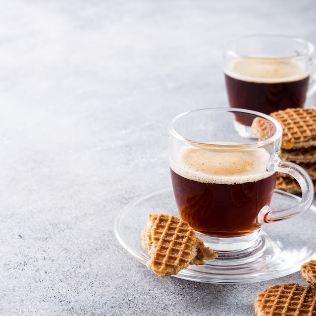 Vaso de café con galletas de almíbar