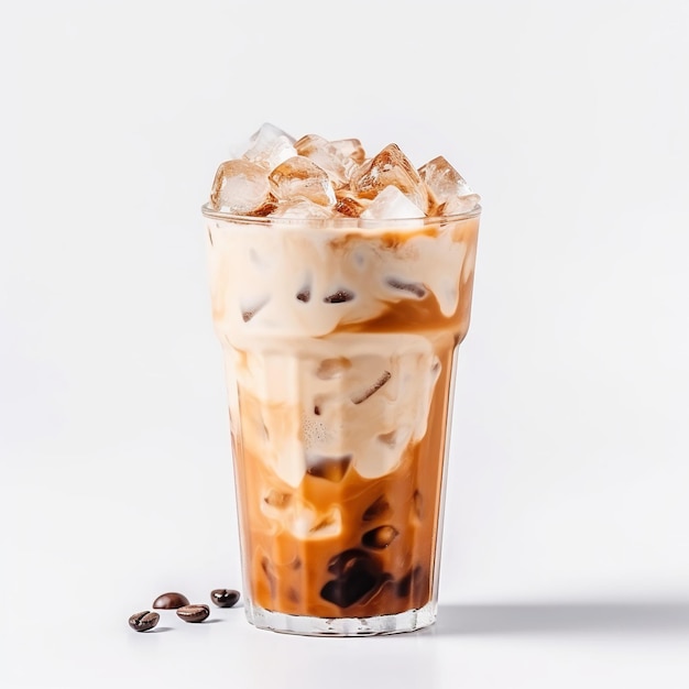 Un vaso de café helado con cubitos de hielo sobre fondo blanco.