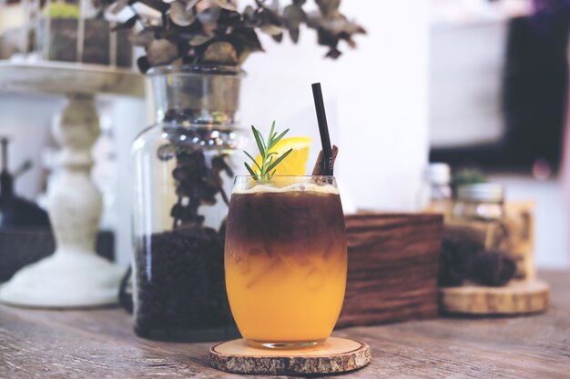 Un vaso de café helado frío naranja