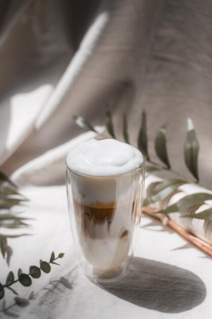 Un vaso de café helado con leche en la mesa