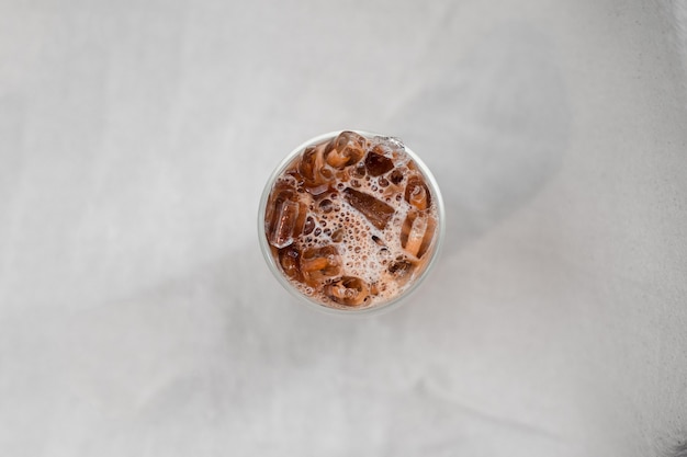 Vaso de café helado con leche en la mesa