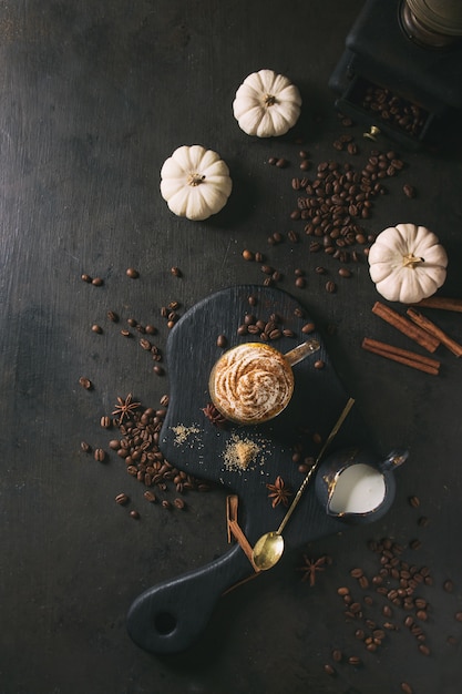 Vaso de café con leche de calabaza