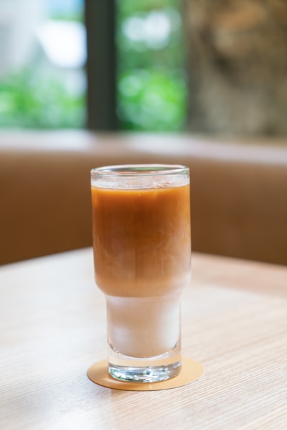 Vaso de café con leche helado en cafetería cafetería y restaurante