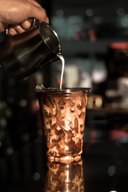 un vaso de café con leche en la mesa