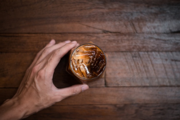 Vaso de café con leche en la mesa