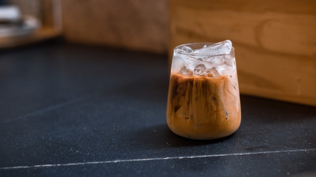 vaso de café con leche en la mesa