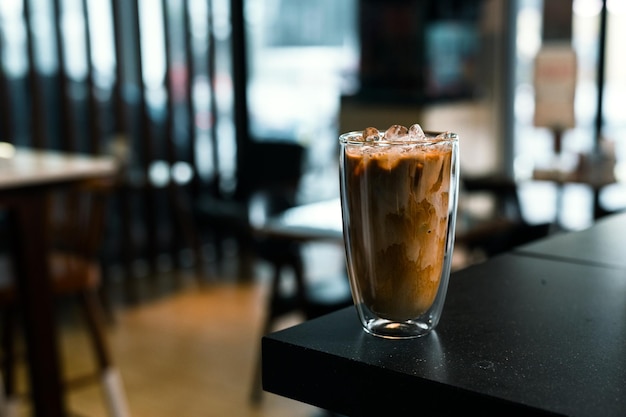 vaso de café con leche en la mesa