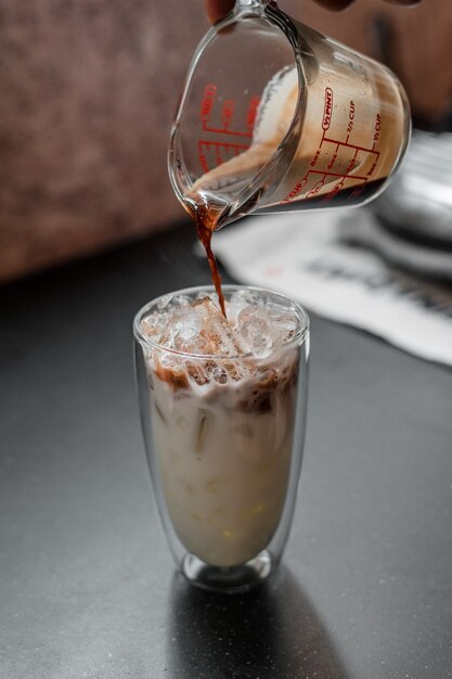 vaso de café con leche en la mesa