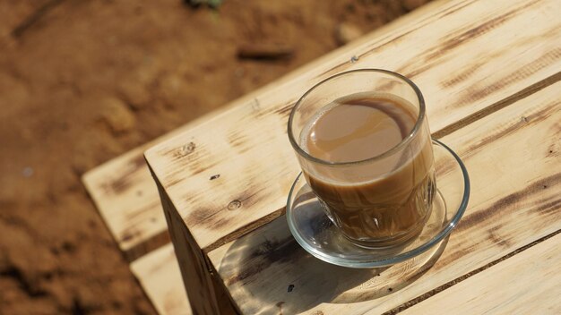 Foto un vaso de café en una mesa de madera