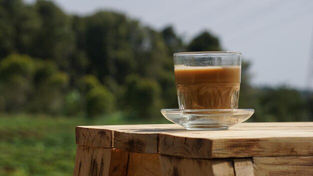 Foto un vaso de café en una mesa de madera