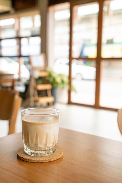 Vaso de café sucio en la cafetería.