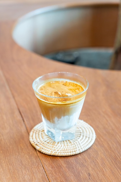 Vaso de café sucio en la cafetería.