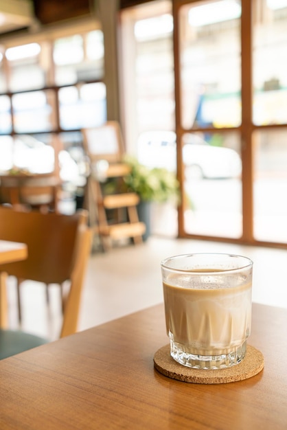 Vaso de café sucio en la cafetería.