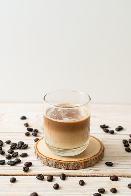 Vaso de café sucio, leche fría con chupito de café expreso caliente