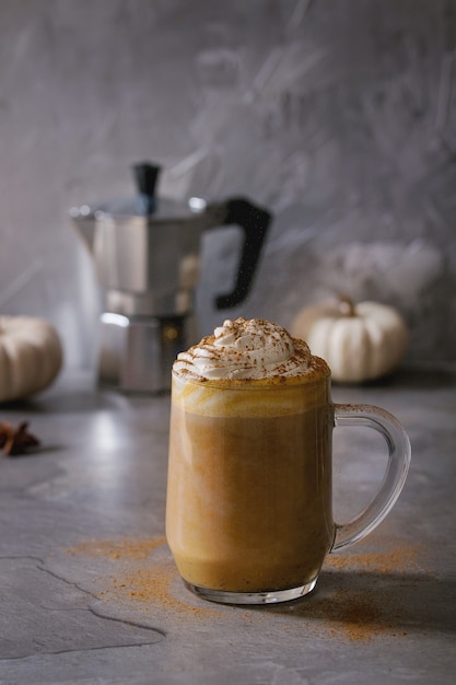 Vaso de calabaza con leche