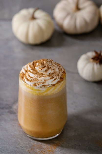 Vaso de calabaza con leche