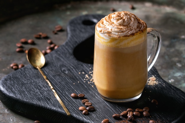 Vaso de calabaza con leche